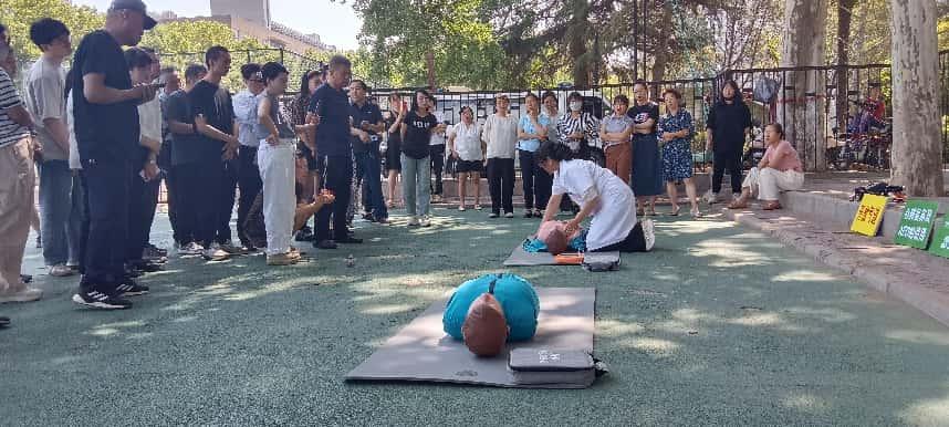 雁塔校区操场一角：直属部门、离退休工会工作人员