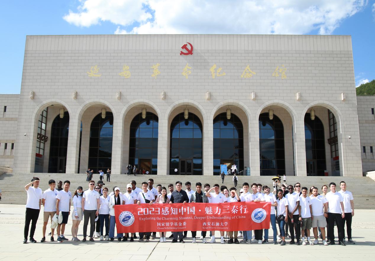 延安革命纪念馆合影 延安革命纪念馆合影